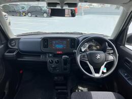 【インパネシフト】足元広々インパネシフト♪運転席から助手席への移動も楽にできますね♪道の状況や止める場所によって運転席側から出づらい時ってありませんか？そんな時、助手席側から降りることができますよ♪