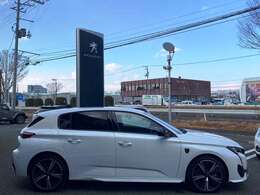 当社の納車前点検・サービスの内容は、車検点検・法定12ヶ月定期点検・油脂類の点検及び交換・バッテリーの点検及び交換等を行い、良好な状態にてご納車させていただきます。