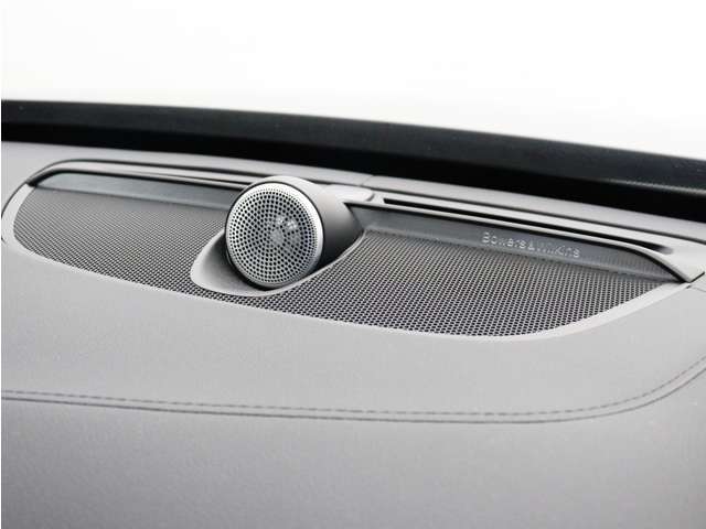 【Bowers＆Wilkins】世界のオーディオファン垂涎のプレミアムサウンドシステムを搭載。コンサートホールのベストポジションに相当する音場空間を忠実に再現。乗る人すべてに驚きの音響体験を提供します