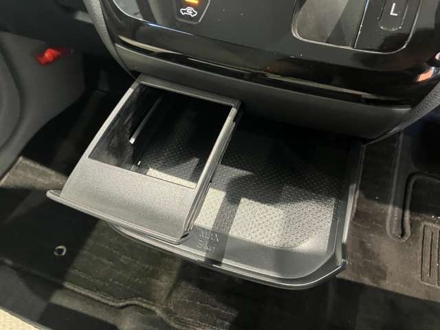 ミニテーブルとしてもカップホルダーとしても使用できる2WEY仕様です！使用しないときは収納できるのでスマートな車内空間を維持できます♪