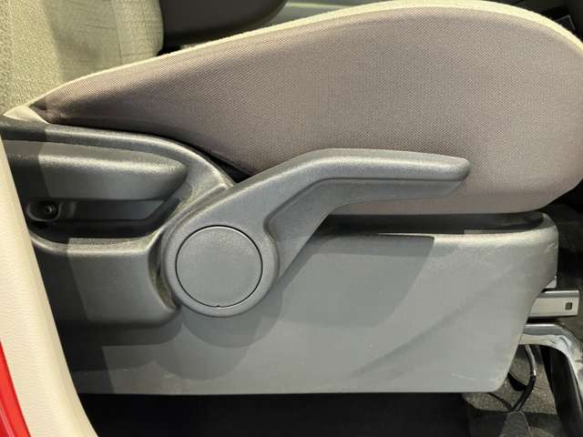 運転席はご自身の適切な運転ポジションへ移動可能なラチェットが付いております。