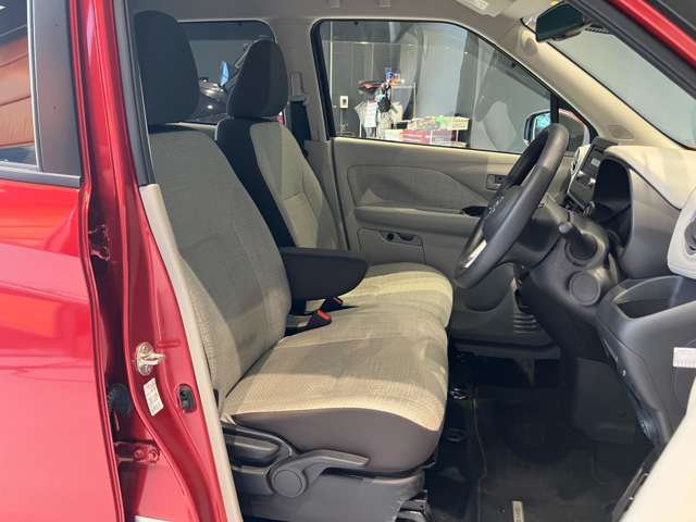 運転席、助手席です。座面も広くゆったりと座れてアームレストも付いているので重宝します。