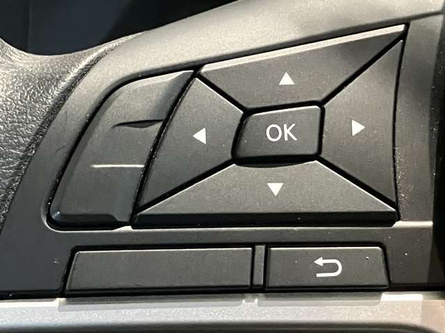 ステアリングスイッチで、目線を逸らさずメーター内のディスプレイの変更ができます。