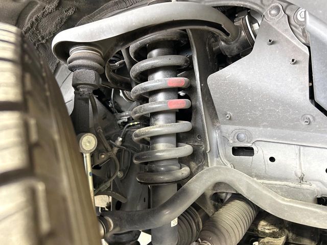 お車を安心してお乗りいただく為には、足回りの定期点検が欠かせません。サービスサポート（有償保証）では無料点検もご提供しており、安心のカーライフをお過ごしいただけるサポート体制が整っています。