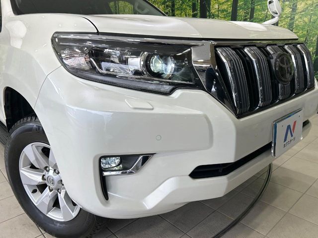 【LEDヘッドライト】悪天候や夜間走行時も良好な視界を確保し安心して運転できる高輝度LEDヘッドライトを装備！点灯速度が早く、消費電力も抑えられています。