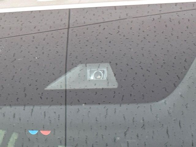 【トヨタセーフティセンス】走行中に前方の車両等を認識し、衝突しそうな時は警報とブレーキで衝突回避と被害軽減をアシスト。より安全にドライブをお楽しみいただけます。