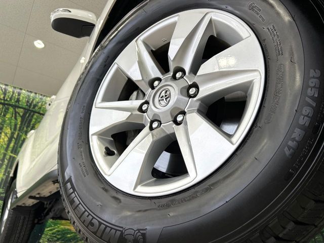 【純正17インチアルミホイール】外観にマッチした純正アルミホイールを装着しております。各種社外アルミホイールや、スタッドレスタイヤも取扱いしております。是非ご相談ください♪