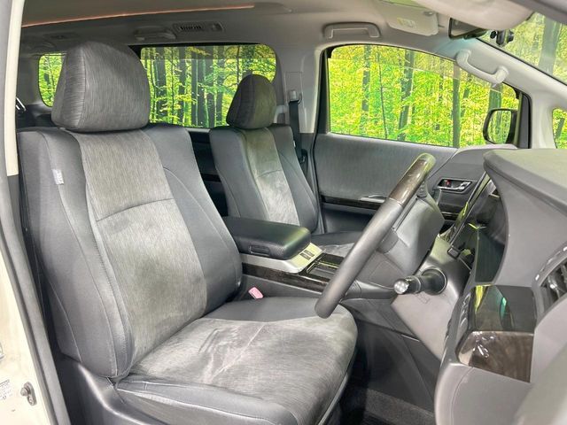 運転席まわりには十分なスペースがあり、大柄な方でもゆったり運転していただける環境です。