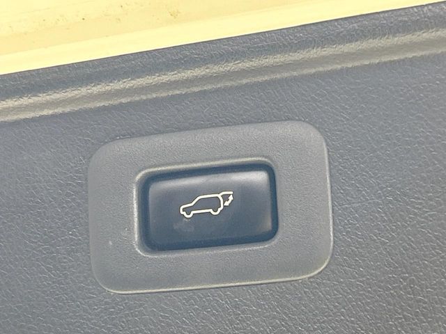 【パワーバックドア】スマートキーや運転席のボタンを押すだけでリアゲートが自動で開閉します！荷物を持っている時や、高い位置にあるバックドアを閉める際に便利な機能です♪