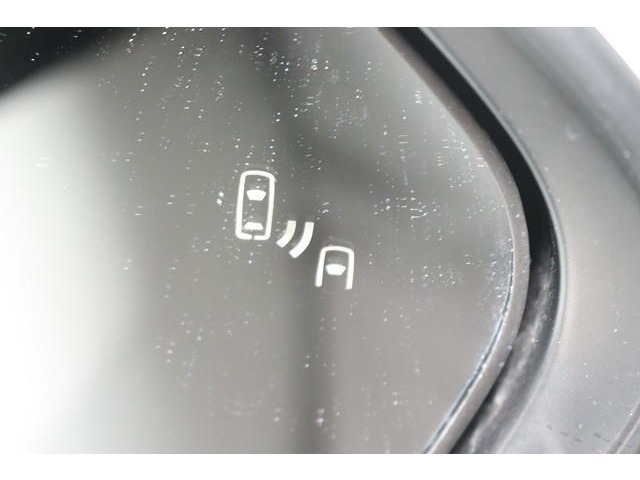 BSM（ブラインドスポットモニター）を装備！　隣の車線を走る車両が死角エリアに入ると、ドアミラーのインジケーターが光ってお知らせ。