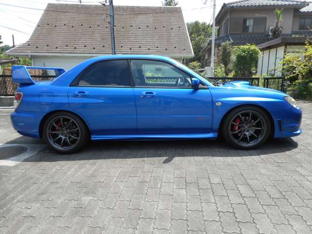 新車にはないO2C鮮やかなWRブルー。色褪せしやすい欠点がありますが、補修済です