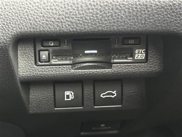 【ETC】有料道路を利用する際に料金所で停止することなく通過できる、ETC車載器（ノンストップ自動料金収受システム機器）が装備されています。セットアップを行うことで利用可能になります。