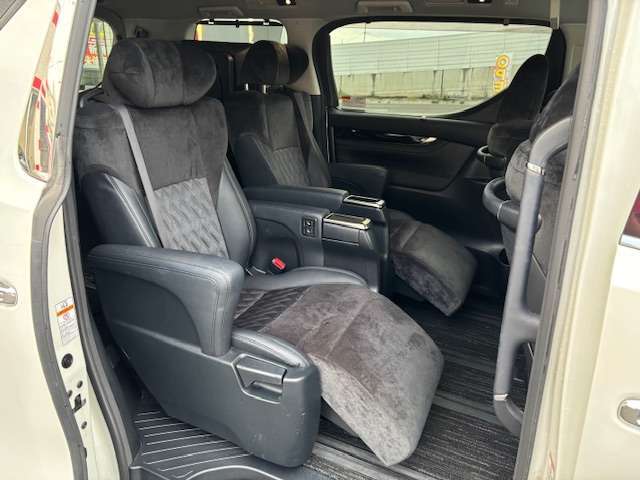 【車内清掃】お客様に気持ちよく見て頂けるよう展示車両は常に綺麗に仕上げております！