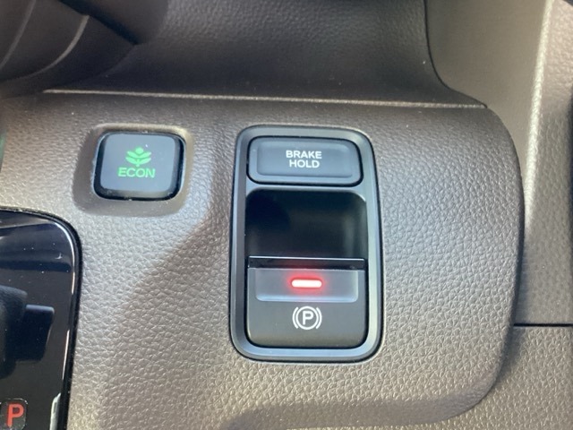 シフトはインパネシフト、パーキングブレーキは電子制御となっています。