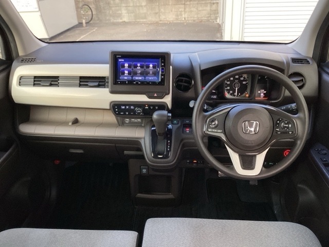 フロントガラスが大きく、ワイドな視界で運転もしやすくなるように、設計されています。