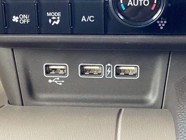 USBの入力端子はエアコンの操作パネル下にあります