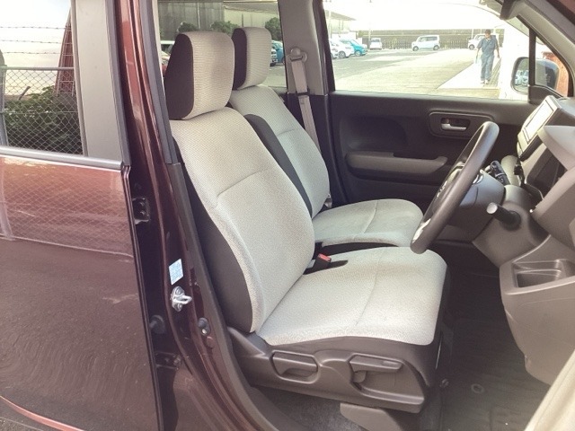 フロントは助手席と繋がったベンチシートです。