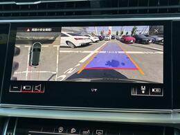 サラウンドビューカメラ『車両の4つのカメラから得た映像を合成し、上空から眺めているような映像をモニターに映し出します。車両周辺の歩行者や障害物などの発見に役立ちます。』