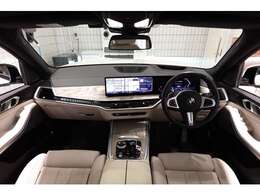 ドライバーに向かってレイアウトされた機能的なセンターコンソールやコントロール類がもたらす高い操作性。常に、運転に集中できるレイアウトです。