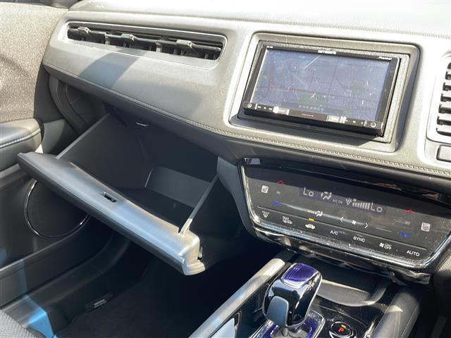 グローブボックスの画像です。店舗にて現車の確認もいただけますので、お電話で在庫のご確認の上是非ご来店くださいませ！！！ワクワクするクルマ選びをご提案します！