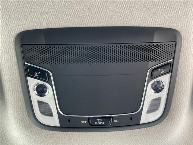 天井の画像です。店舗にて現車の確認もいただけますので、お電話で在庫のご確認の上是非ご来店くださいませ！！！ワクワクするクルマ選びをご提案します！