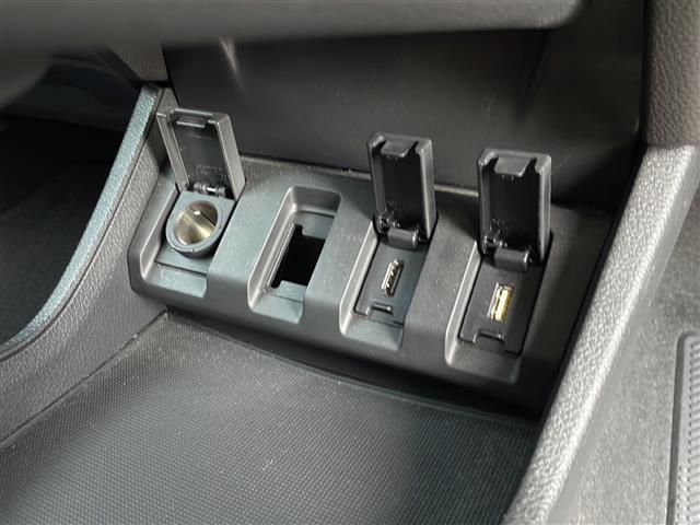 窓操作部の画像です。店舗にて現車の確認もいただけますので、お電話で在庫のご確認の上是非ご来店くださいませ！！！ワクワクするクルマ選びをご提案します！