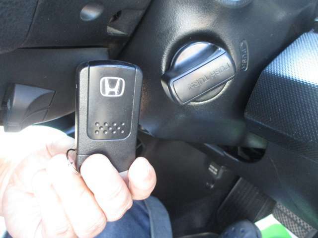 Hondaスマートキーを携帯するだけでキーを取り出すことなく、手軽にドアやテールゲートの施錠・解錠が可能。エンジンの始動・停止もノブ操作だけで行えます。