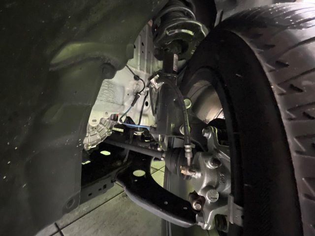お車を安心してお乗りいただく為には、足回りの定期点検が欠かせません。サービスサポート（有償保証）では無料点検もご提供しており、安心のカーライフをお過ごしいただけるサポート体制が整っています。