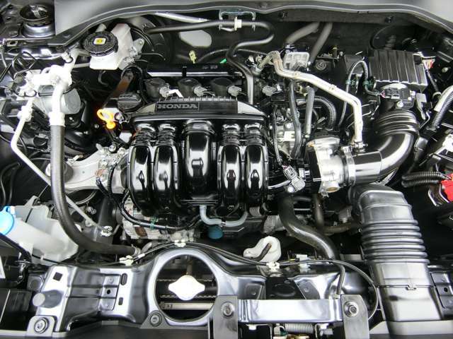 静粛性と高出力を両立した直列4気筒1.5L i-VTECエンジンを搭載、CVTとの組み合わせにより、さまざまな走行シーンで心地よく安心感のある走りに仕上げています。
