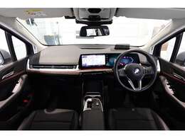 ドライバーに向かってレイアウトされた機能的なセンターコンソールやコントロール類がもたらす高い操作性。常に、運転に集中できるレイアウトです。