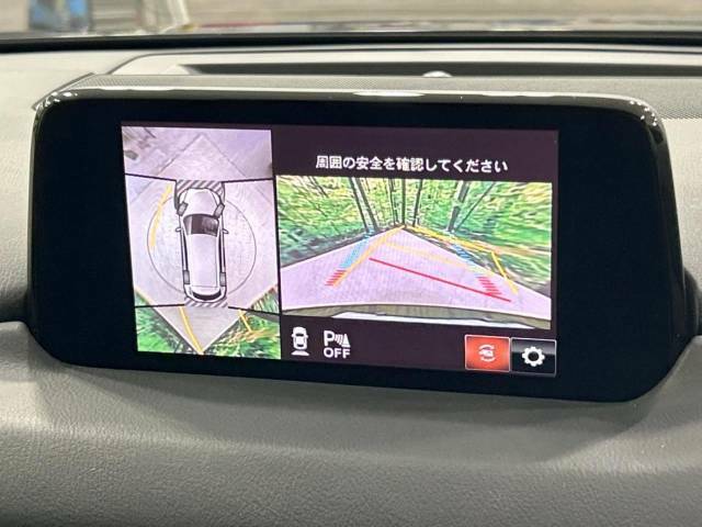 【マルチテレインモニター】車のフロントやサイドのカメラ画像を同時にモニター表示することで、悪路や狭い道を走行時でも周囲の状況確認ができ安心！本格SUVにうれしい装備です♪