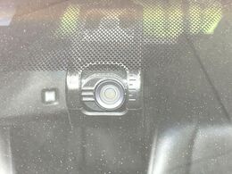 【ドライブレコーダー】安心・安全なカーライフに必須のドライブレコーダーを装備！走行中はもちろん、あおり運転や事故に遭遇した際の状況も映像で記録し、万一のリスクに備えます。