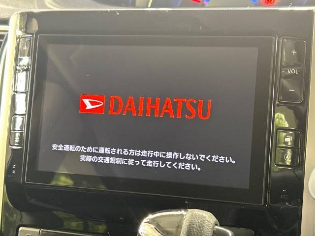 【純正8型ナビ】人気の純正ナビを装備しております。ナビの使いやすさはもちろん、オーディオ機能も充実！キャンプや旅行はもちろん、通勤や買い物など普段のドライブも楽しくなるはず♪