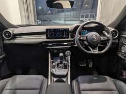 スポーティ、シンプルモダン、ラグジュアリーと多面的な魅力を凝縮したインテリア。余分な加飾を排したソリッドなコクピットの印象とは裏腹に、多彩な先進機能を網羅するトップモデルです。