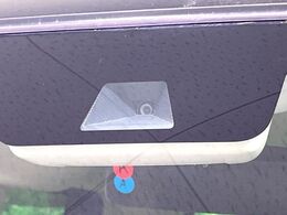 【ホンダセンシング】走行中に前方の車両等を認識し、衝突しそうな時は警報とブレーキで衝突回避と被害軽減をアシスト。より安全にドライブをお楽しみいただけます。