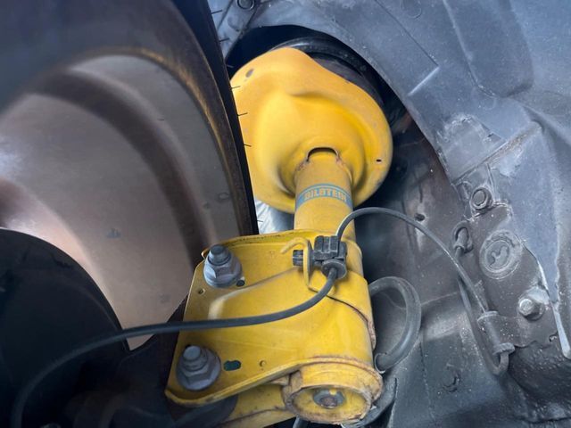 お車を安心してお乗りいただく為には、足回りの定期点検が欠かせません。サービスサポート（有償保証）では無料点検もご提供しており、安心のカーライフをお過ごしいただけるサポート体制が整っています。