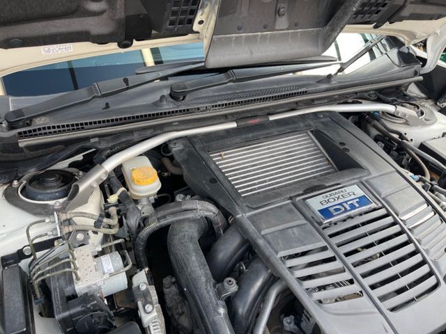【STIタワーバー】お車の剛性を高めるタワーバーを装備。よりスムーズなコーナリング走行が可能となり、走りも楽しめます。