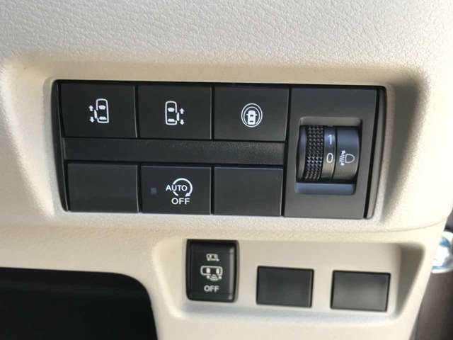 【両側電動スライドドア】狭い場所でもドアを全開にでき、チャイルドロックを使っても運転席のスイッチを操作するだけでドアの開け閉めが可能です。小さなお子様でもボタン一つでスライドドアの開閉可能です。
