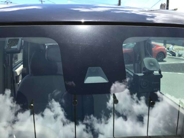 【エマージェンシーブレーキ】衝突回避支援システムで、前方の状況を監視し、車両や歩行者との衝突回避・衝突による被害軽減を支援してくれる装備です！