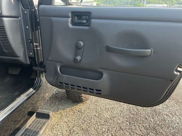 運転席ドアトリムも大きなキズ無く良好な状態です