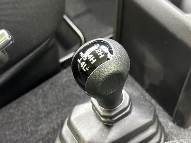 WECARSの展示場では実際に見て、触ってお車をお選びいただけます！知識の豊富な営業スタッフが様々なカーライフをご提案いたします！