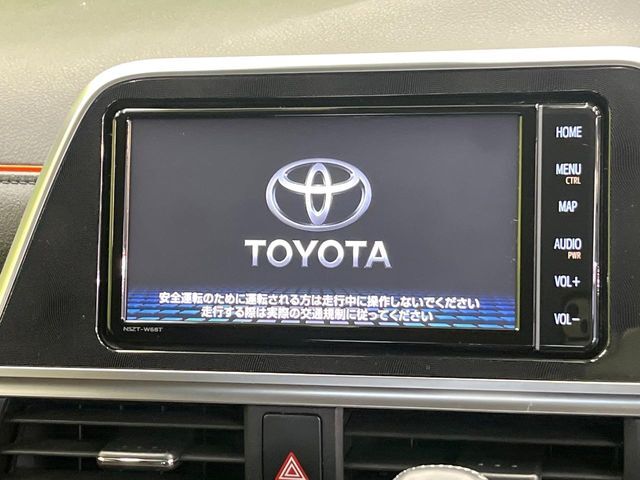 【純正ナビ】人気の純正ナビを装備しております。ナビの使いやすさはもちろん、オーディオ機能も充実！キャンプや旅行はもちろん、通勤や買い物など普段のドライブも楽しくなるはず♪