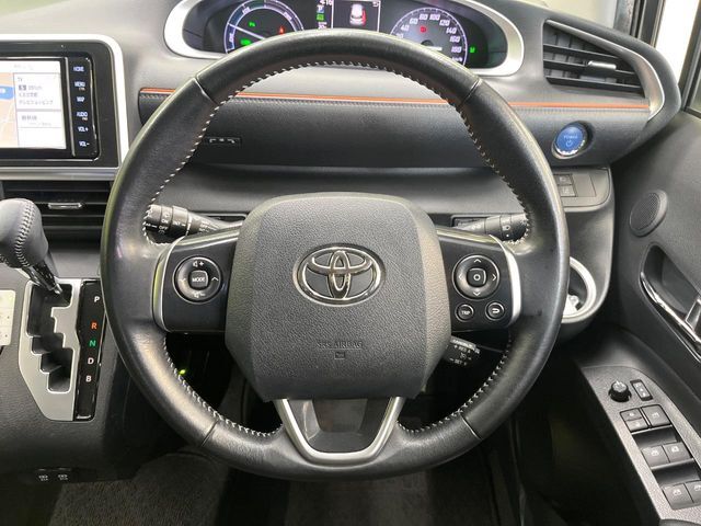 【純正革巻きステアリング】上質な革を使用することで、手にしっかり馴染みとても運転しやすいハンドルです♪