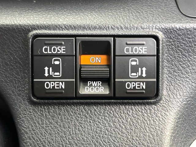 【両側パワースライドドア】スマートキーや運転席のスイッチで後席両側スライドドアの開閉が可能♪電動だから力を入れてドアを開ける必要が無く、小さなお子様でも簡単に開け閉めでき快適です♪