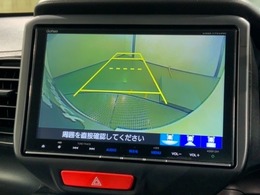 リバースギアに入れるだけで後方の表示へ切り替わります。夜間や雨の日の駐車も楽になりますよ。