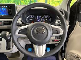 【スマートアシストIII】走行中に前方の車両と歩行者を認識。衝突の危険が高いと判断した場合に警報や緊急ブレーキで衝突回避や衝突時の被害を軽減。さらに車線逸脱警報・前後誤発進抑制機能もセットで装備！