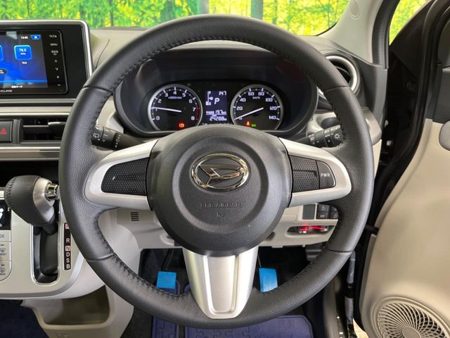 【スマートアシストIII】走行中に前方の車両と歩行者を認識。衝突の危険が高いと判断した場合に警報や緊急ブレーキで衝突回避や衝突時の被害を軽減。さらに車線逸脱警報・前後誤発進抑制機能もセットで装備！