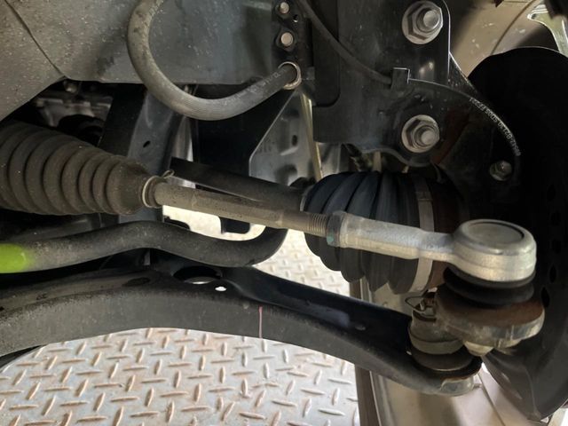 お車を安心してお乗りいただく為には、足回りの定期点検が欠かせません。サービスサポート（有償保証）では無料点検もご提供しており、安心のカーライフをお過ごしいただけるサポート体制が整っています。