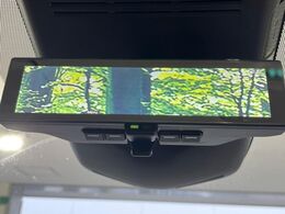 【インテリジェントルームミラー】後席の大きな荷物や同乗者で後方が確認しづらい時でも安心！カメラが撮影した車両後方の映像をルームミラー内に表示。クリアな視界で状況の確認が可能です！