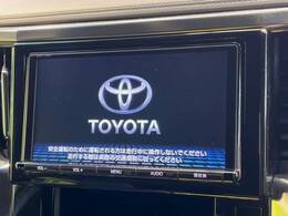 【純正ナビ】人気の純正ナビを装備しております。ナビの使いやすさはもちろん、オーディオ機能も充実！キャンプや旅行はもちろん、通勤や買い物など普段のドライブも楽しくなるはず♪